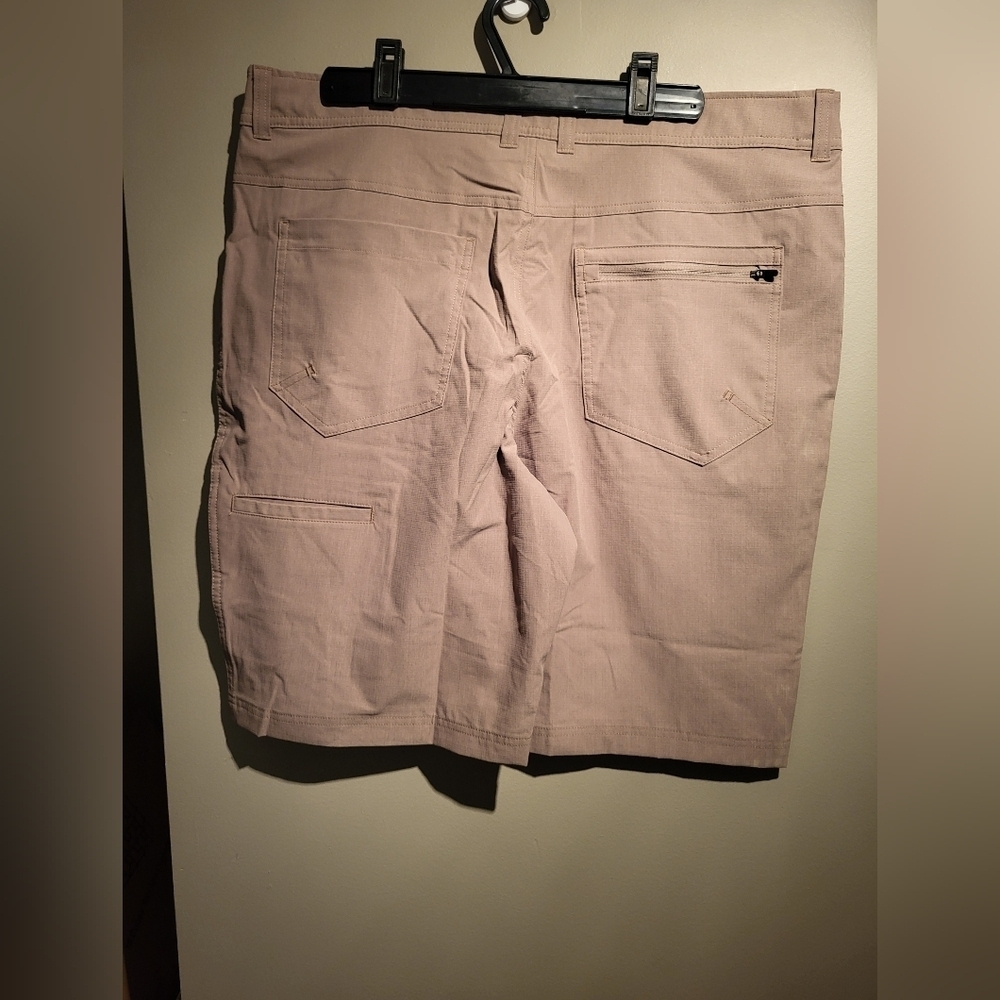 NWOT Men Beige Casual Shorts Size 38